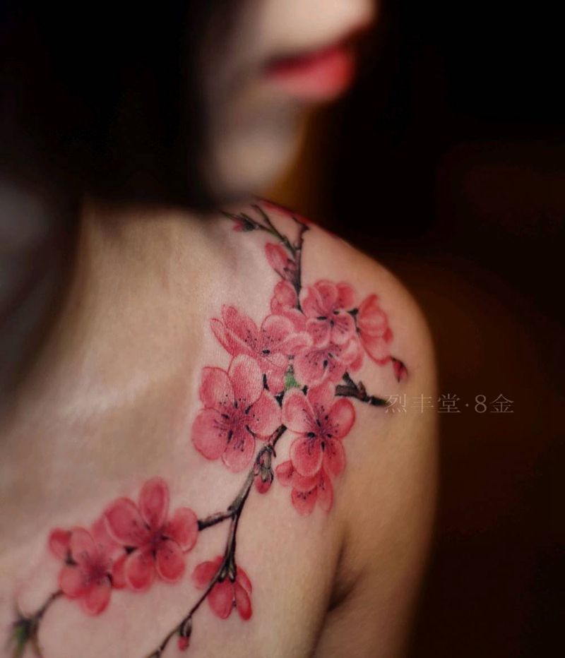 肩上梅花纹身图片_肩部胸部水彩梅花锁骨肩部纹身图案