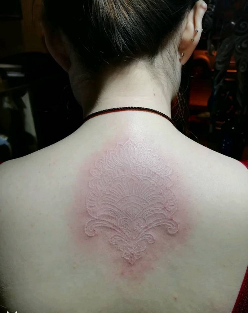 白色梵花纹身图片_肩部背部清新图腾成品纹身图案