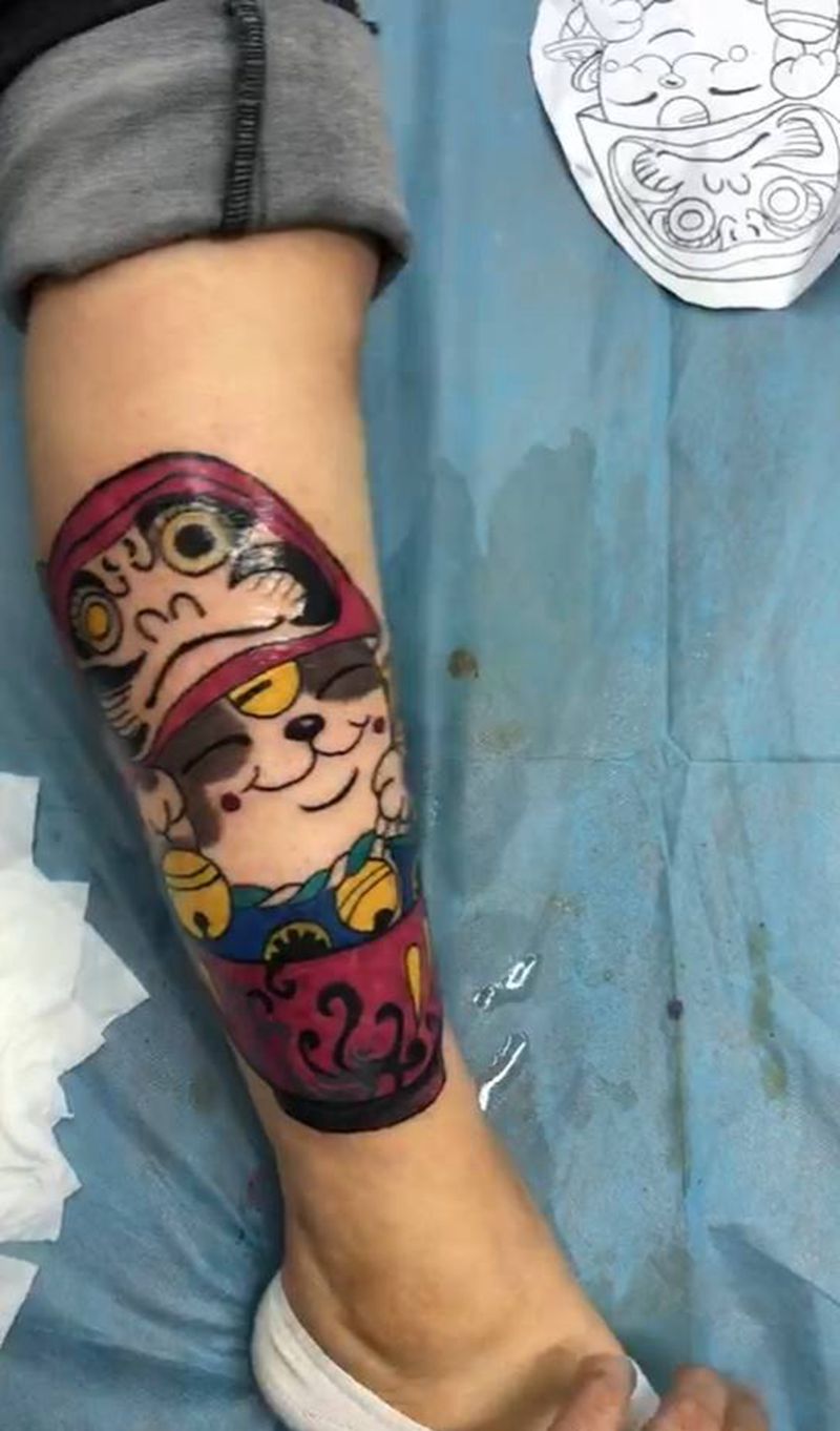 达摩蛋招财猫纹身图片_腿部新传统招财猫遮盖纹身图案