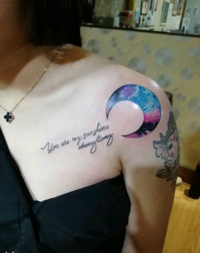 彩色月亮纹身图片_胸部肩部水彩纹身图案
