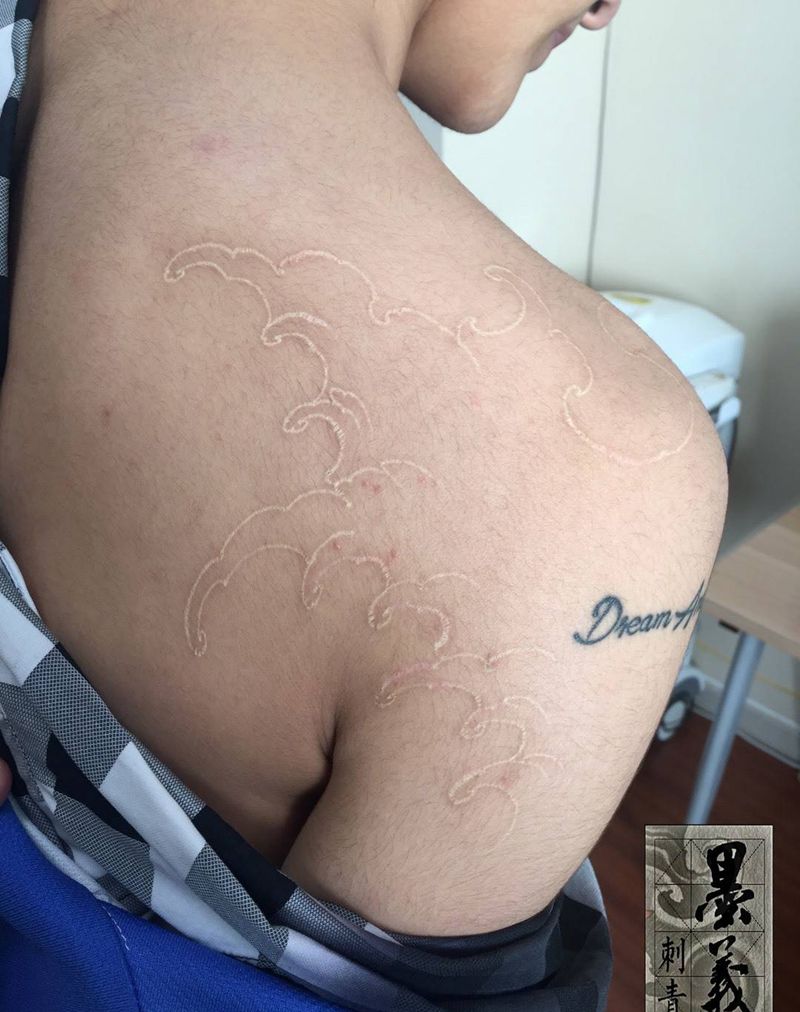 白色浪花纹身图片_清新传统成品背部原创纹身图案