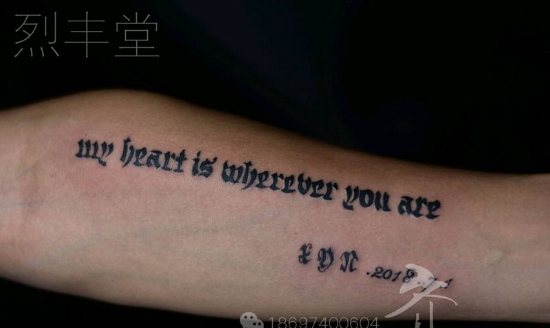 哥特纹身图片_手臂花体字纹身图案