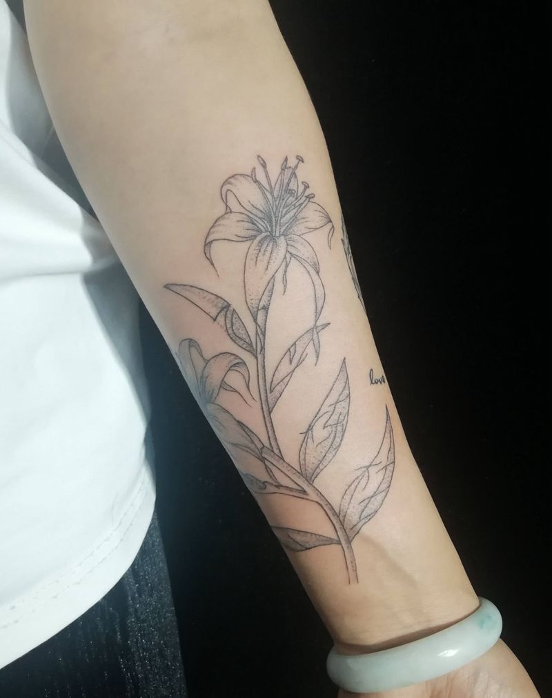 百合素花纹身图片_手臂纹身图案