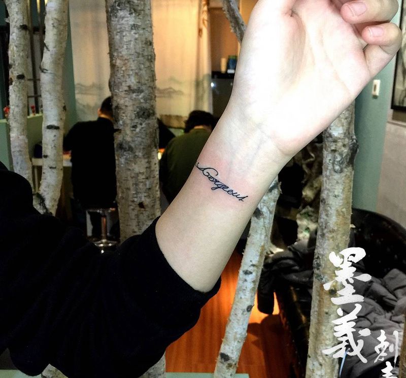 小字母纹身图片_几何宗教臀部背部清新胸部腿部腹部手部纹身图案