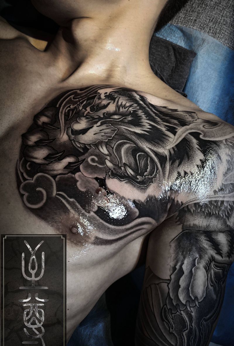 老虎半甲纹身图片_胸部新传统纹身图案