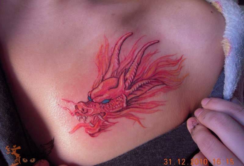 小美女的彩色龙头纹身图片