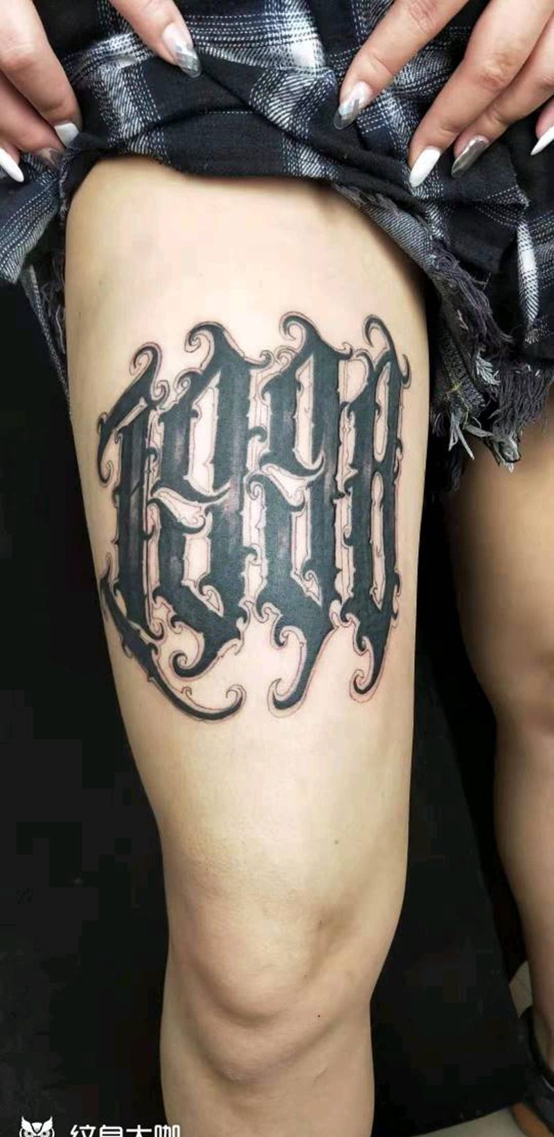 花体字1998纹身图片_腿部纹身图案