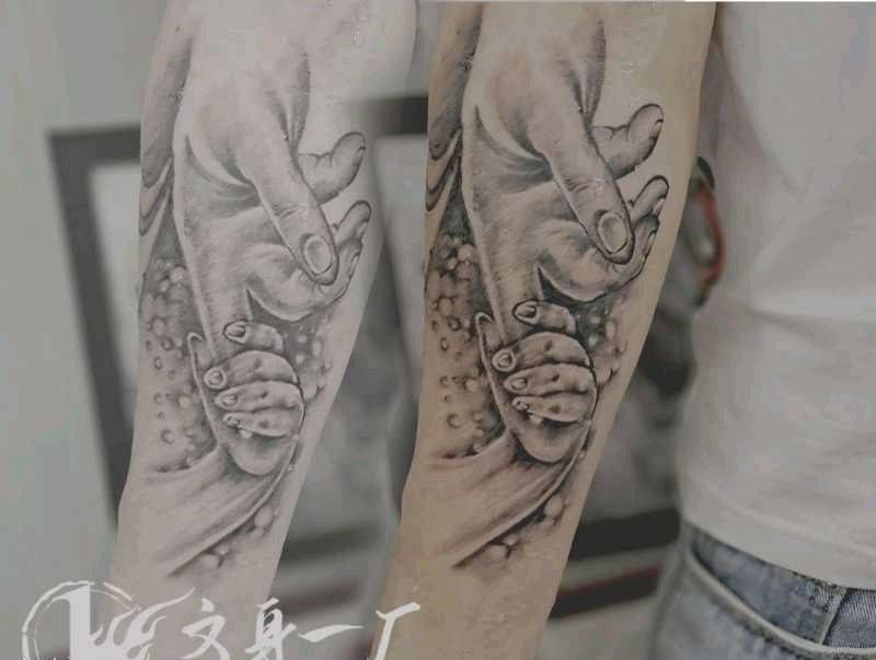 小手拉大手纹身图片_欧美写实纹身图案