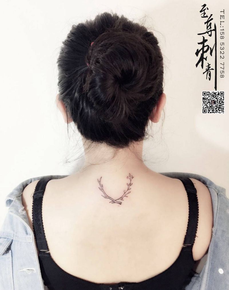 鹿和树枝纹身图片_植物清新颈部成品纹身图案