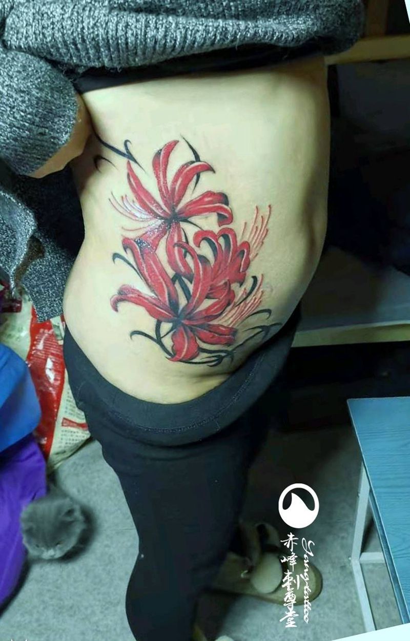赤峰刺尊堂-彼岸花纹身图片_腰部腹部新传统纹身图案