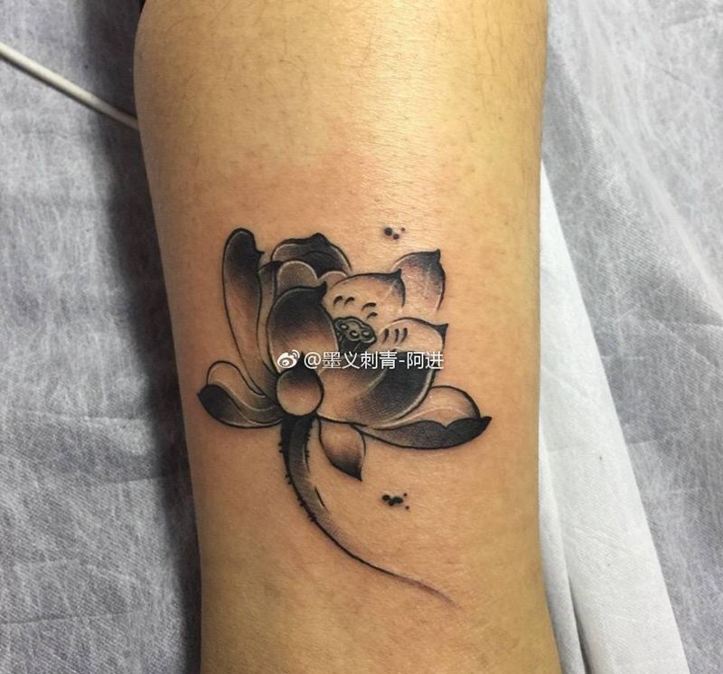 荷纹身图片_植物传统腿部手稿成品纹身图案