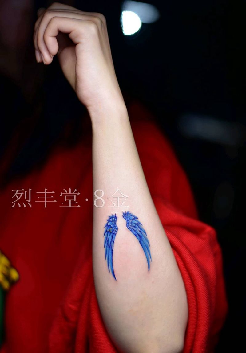 蓝色之翼纹身图片_手臂欧美写实翅膀蓝色精致纹身图案