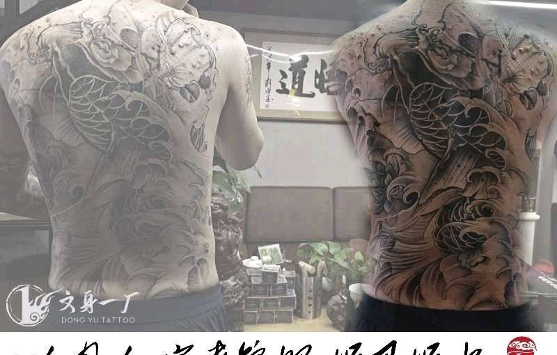 满背锦鲤纹身图片_背部纹身图案