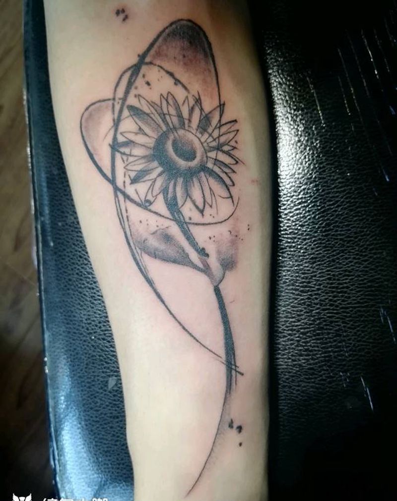 向阳花纹身图片_手臂水墨纹身图案