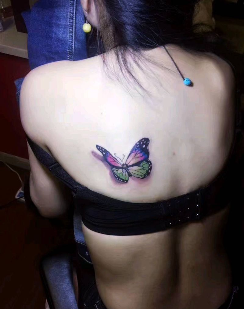 小蝴蝶纹身图片_背部水彩纹身图案