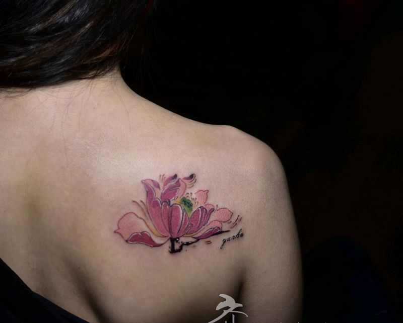 荷花纹身图片_肩部老传统纹身图案