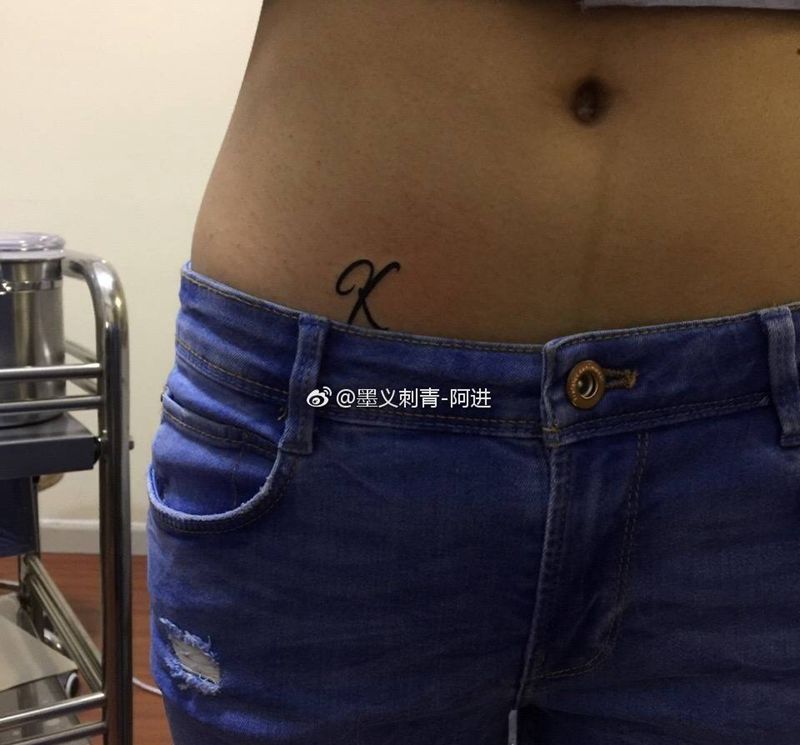 K纹身图片_清新腹部成品字符纹身图案