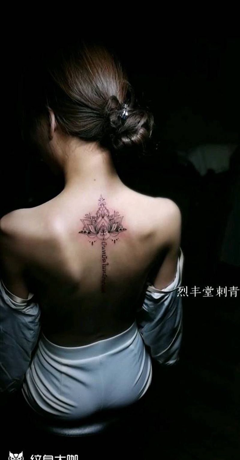 梵花纹身图片_颈部背部点刺图腾梵花脊椎纹身图案