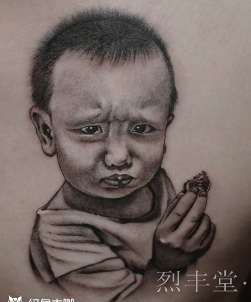 孩子肖像纹身图片_胸部欧美写实肖像孩子纹身图案