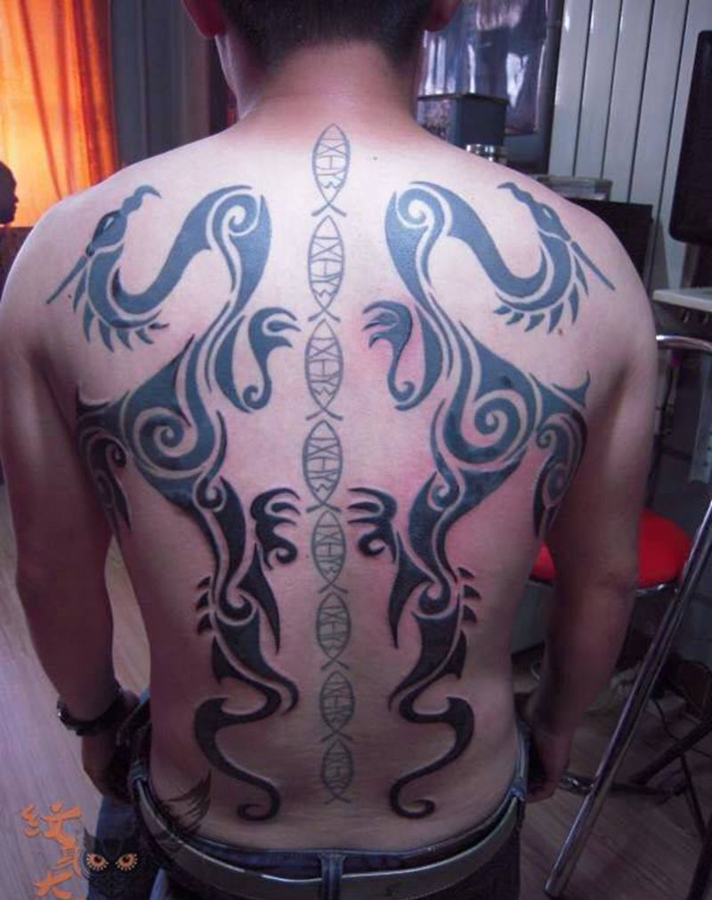 后背图腾龙纹身图片