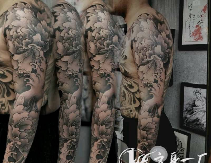 牡丹花臂纹身图片_新传统纹身图案