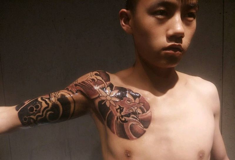 半甲老传统纹身图片_胸部肩部老传统纹身图案