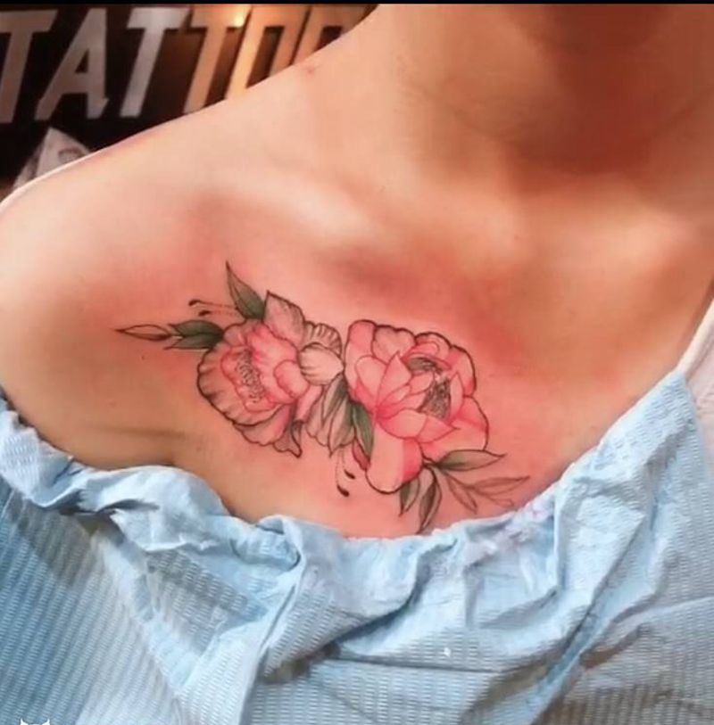 素花纹身图片_胸部纹身图案