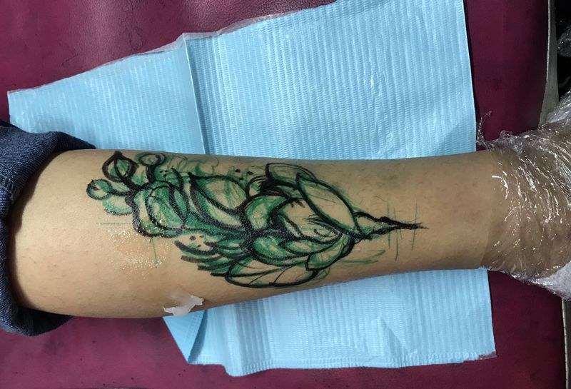 彩花纹身图片_腿部纹身图案