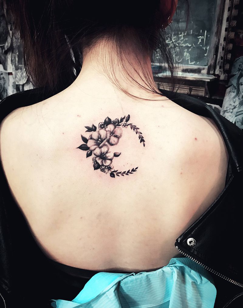 小素花纹身图片_背部纹身图案