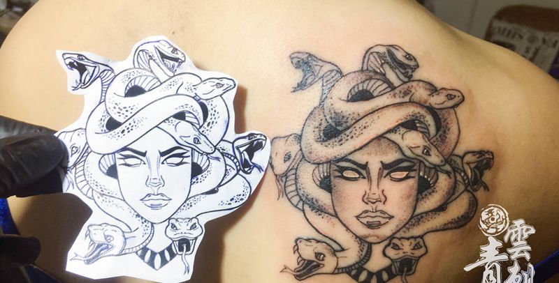 美杜莎纹身图片_背部点刺纹身图案