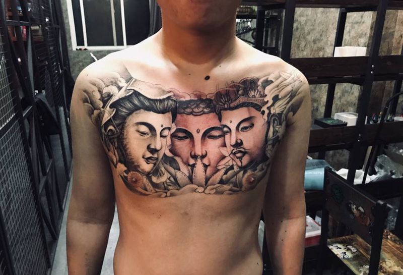 三面佛纹身图片_胸部欧美写实新传统纹身图案