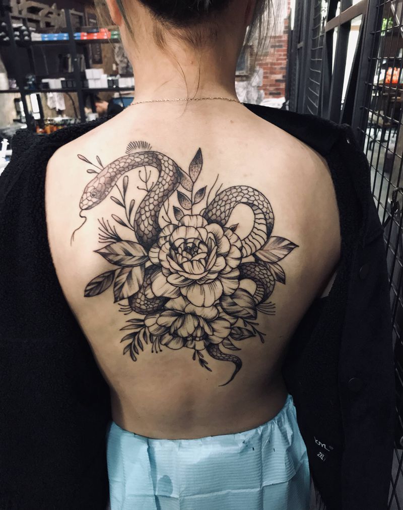 素花纹身图片_背部欧美写实点刺纹身图案