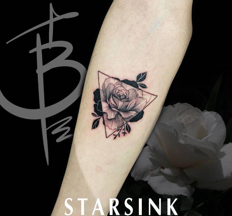 素花纹身图片_手臂点刺几何素花纹身图案