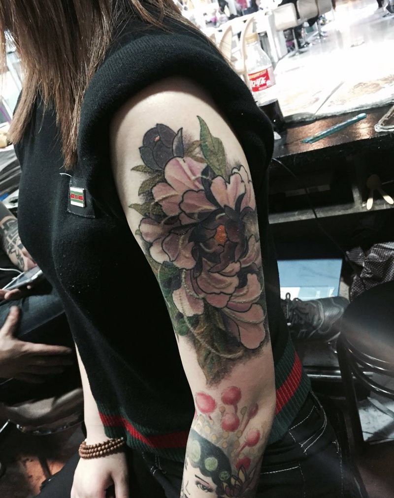 牡丹纹身图片_成品肩部传统植物纹身图案