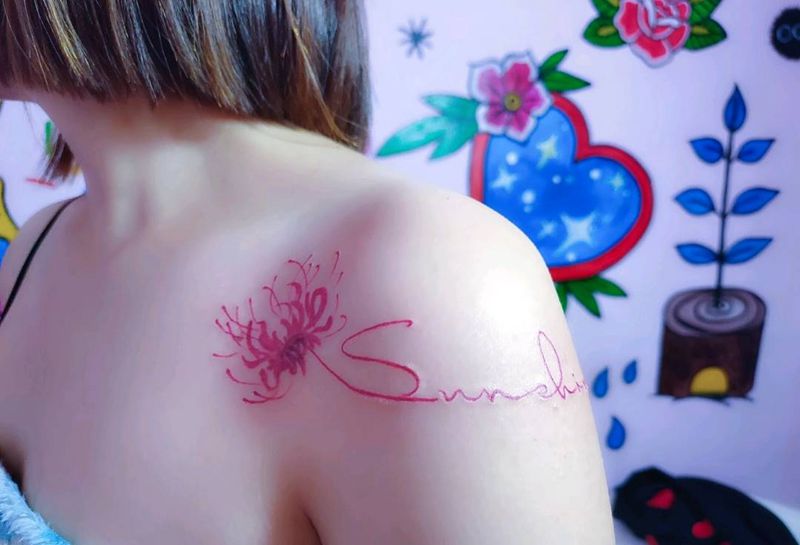 彼岸花纹身图片_肩部花体字纹身图案