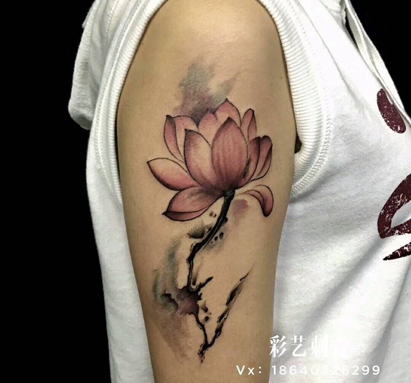 小清新纹身图片_肩部手臂水彩纹身图案