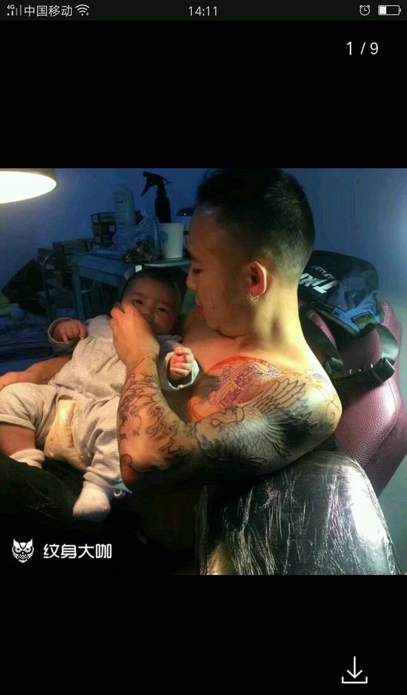 宝贝女儿好像很感兴趣纹身图片