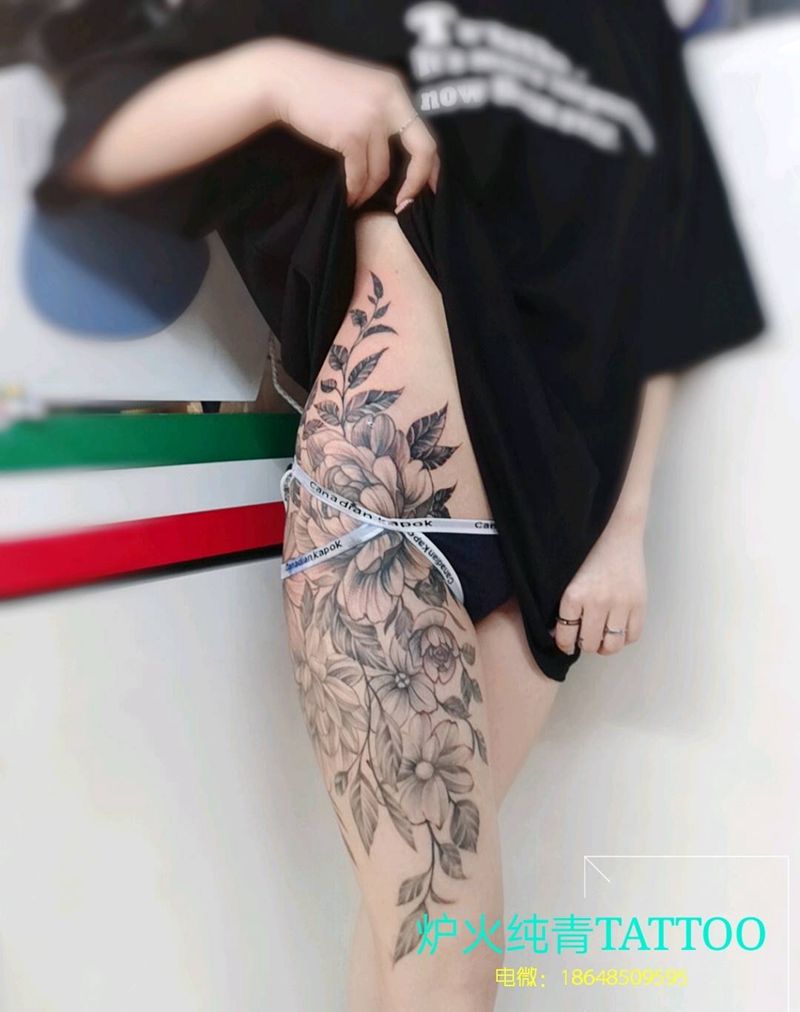 侧臀素花纹身图片_腿部臀部点刺纹身图案