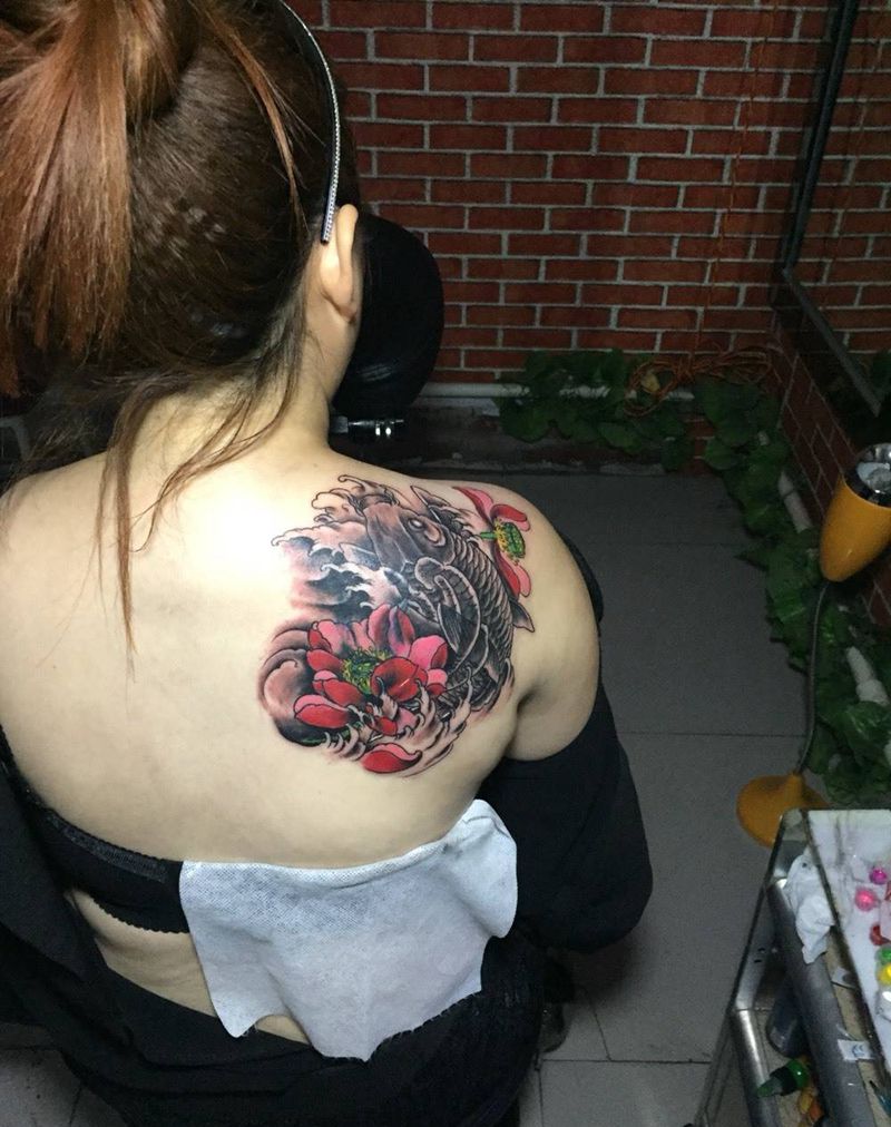 鲤鱼莲花纹身图片