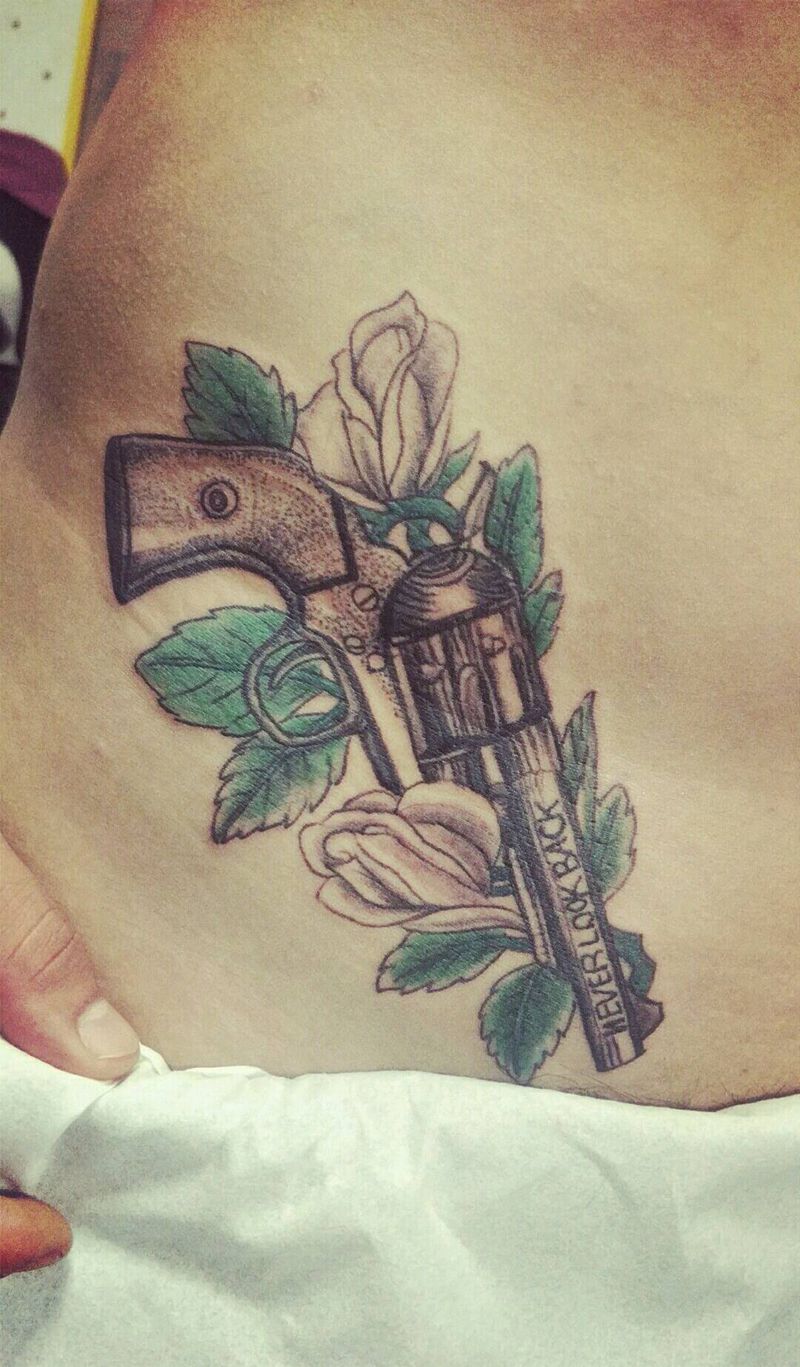 左轮手枪纹身图片_腰部腹部点刺New School纹身图案