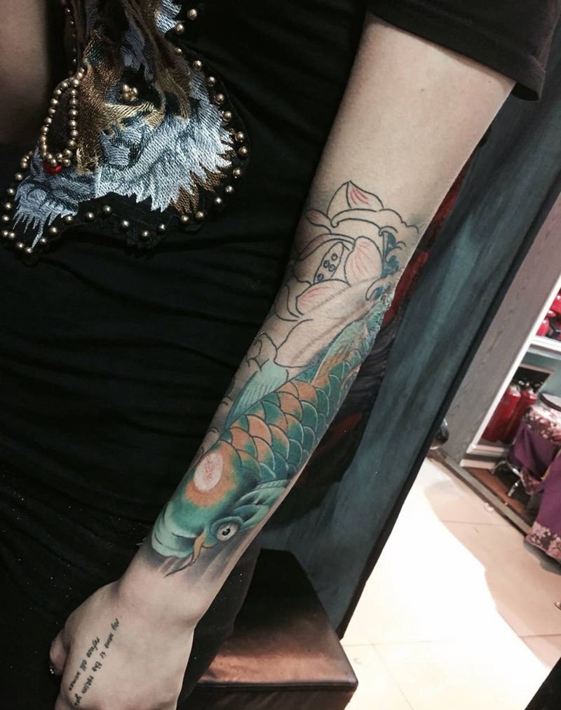 锦鲤纹身图片_手臂传统动物纹身图案