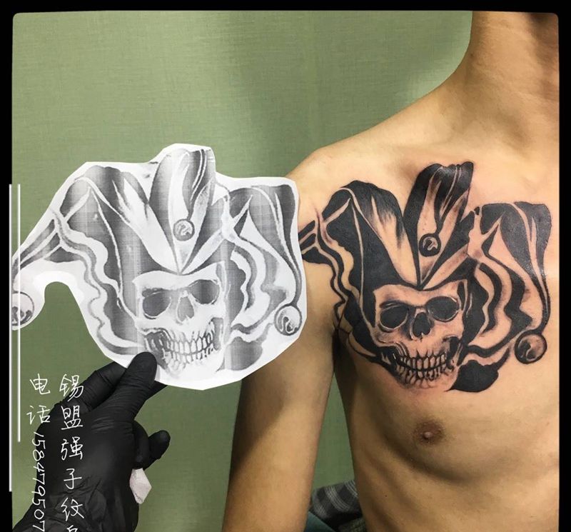 骷髅 小丑 英文纹身图片_成品胸部腹部欧美人物字符鬼神纹身图案