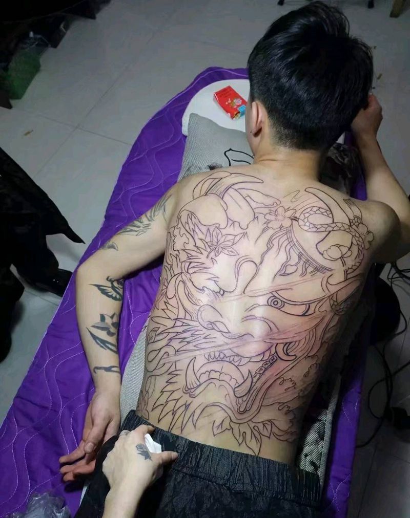 满背纹身图片
