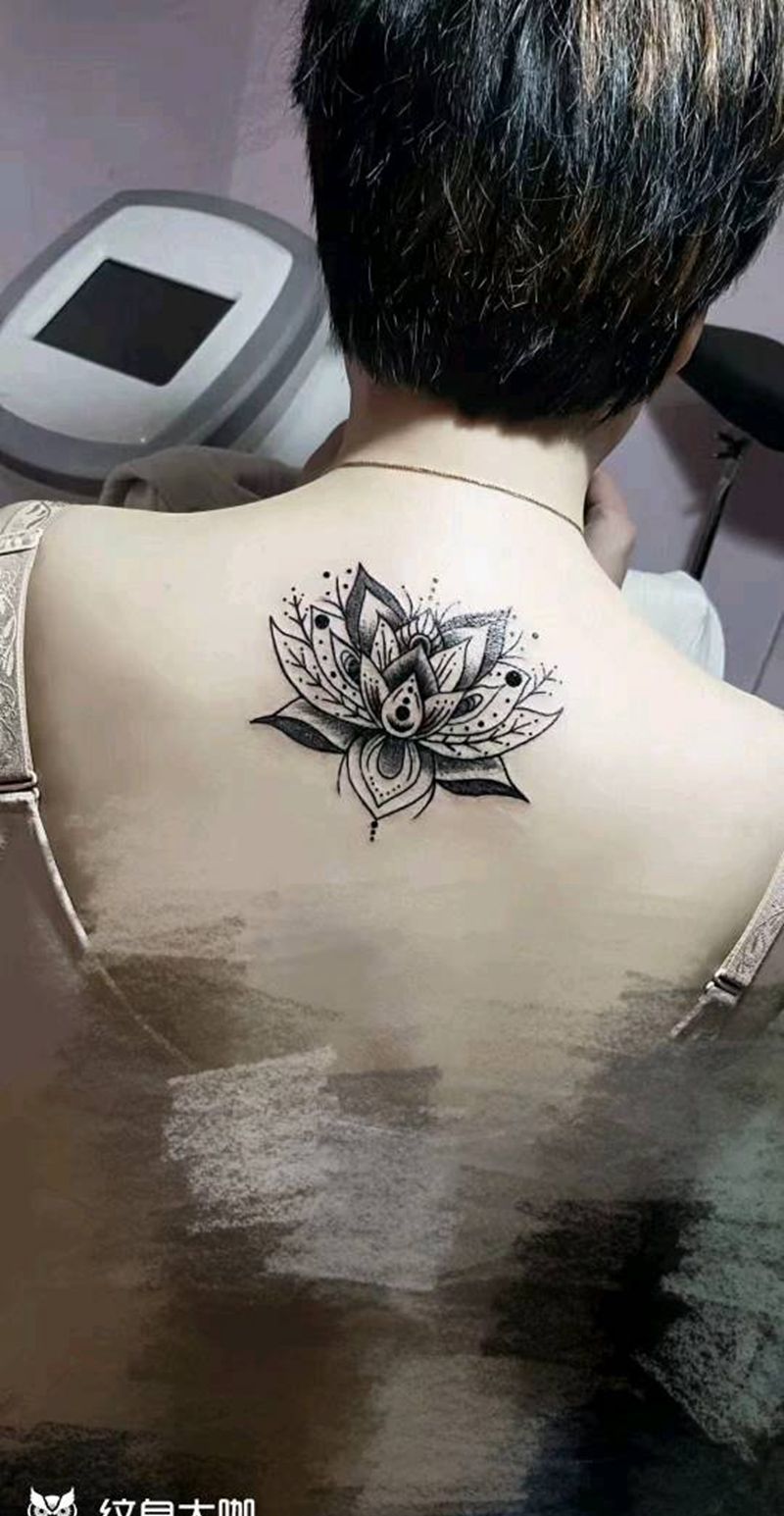 梵花纹身图片_背部几何点刺纹身图案