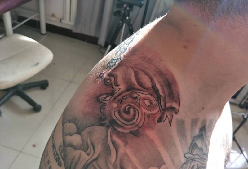 添加两枚肩花纹身图片