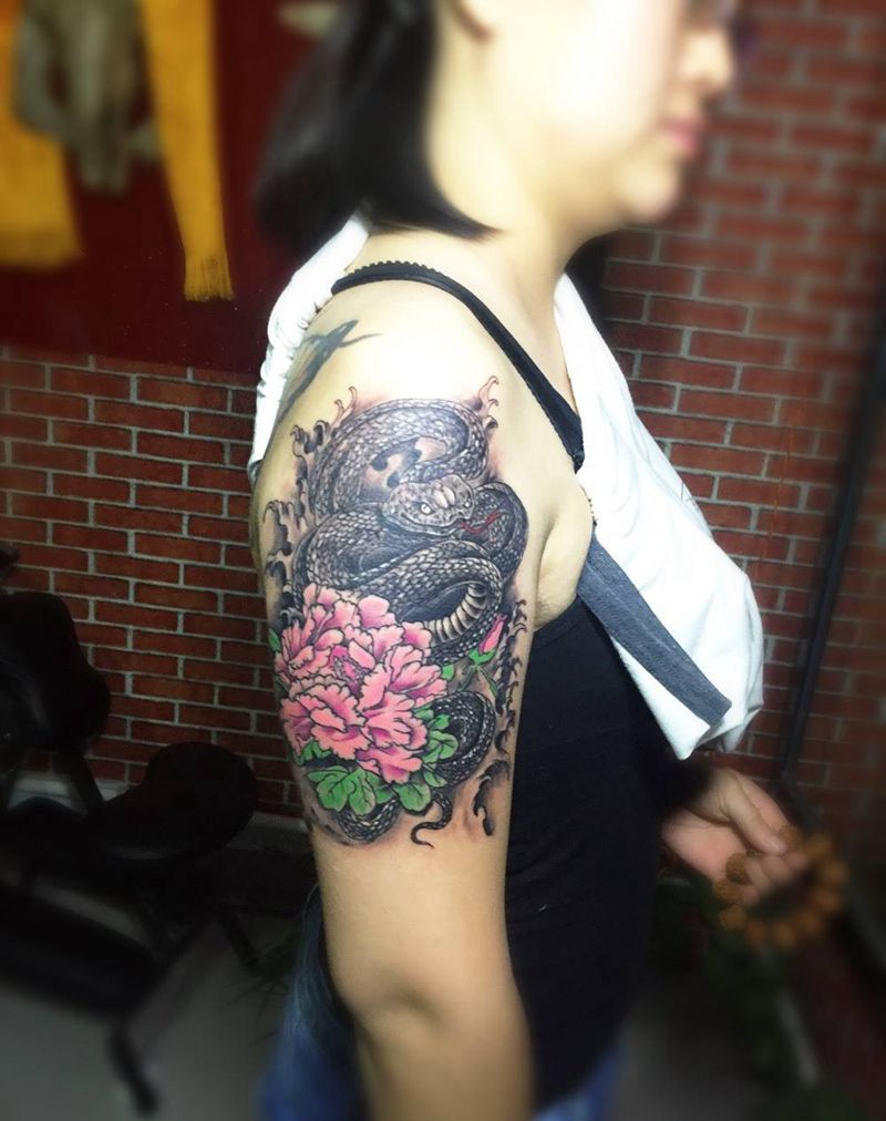 蛇盘牡丹纹身图片