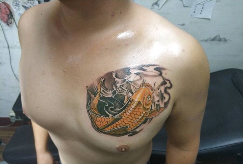鲤鱼遮盖纹身图片_胸部老传统鱼纹身图案