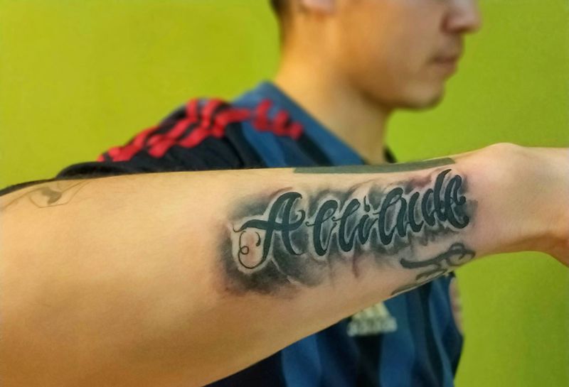 态度纹身图片_手臂花体字纹身图案