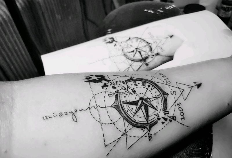 指南针钟表纹身图片_手臂欧美写实几何纹身图案