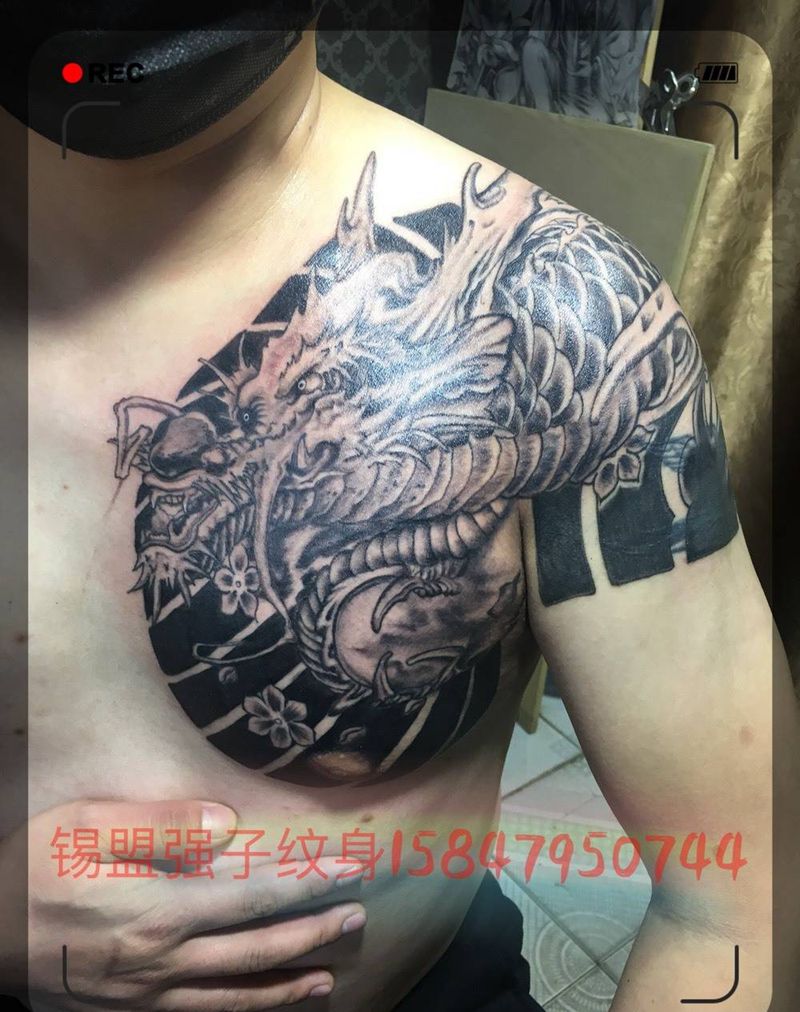 半甲龙纹身图片_成品胸部传统动物纹身图案